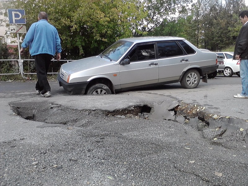 Попал в яму на дороге: кто будет платить за аварию + пострадавшие, ущерб, практика, отзывы
