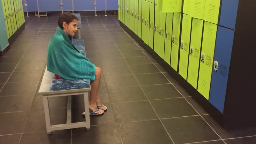 Женщины переодеваются в раздевалке общественной бани