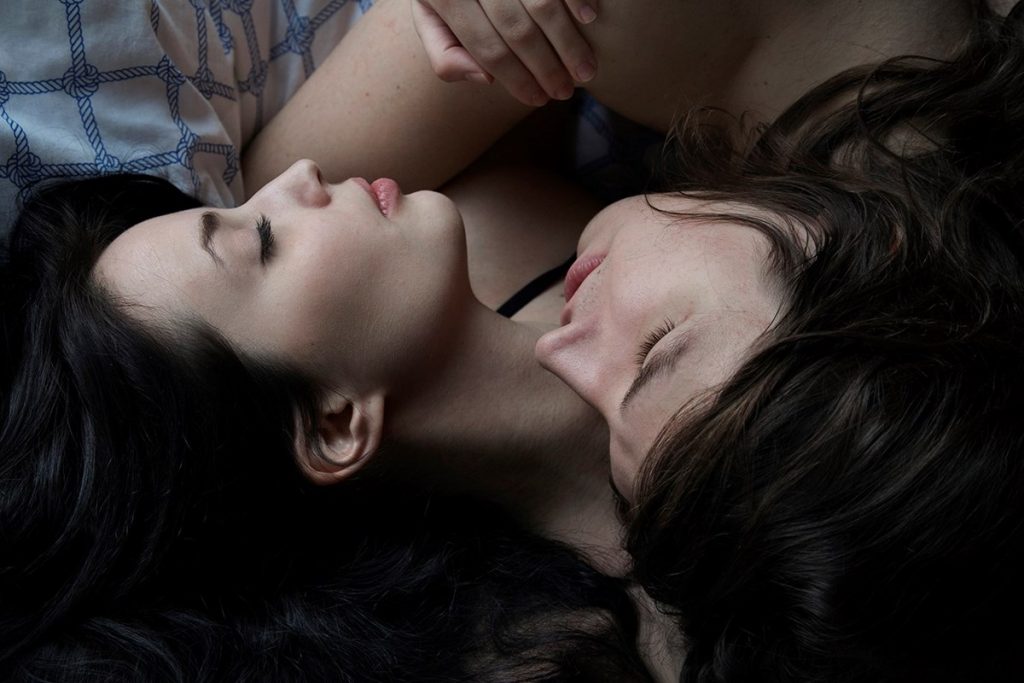 Сексуальные лесбиянки с вибратором ублажают свои великолепные пизденки