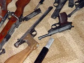 Сбыт и хранение оружия, как квалифицируется в соответствии с УК РФ статья 222?