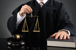Связь родственная адвоката с судьей - прокурором, следователем + можно ли участвовать в процессе