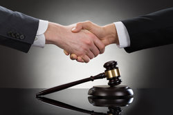 Адвокат со статусом в арбитражном процессе - обязательно или нет